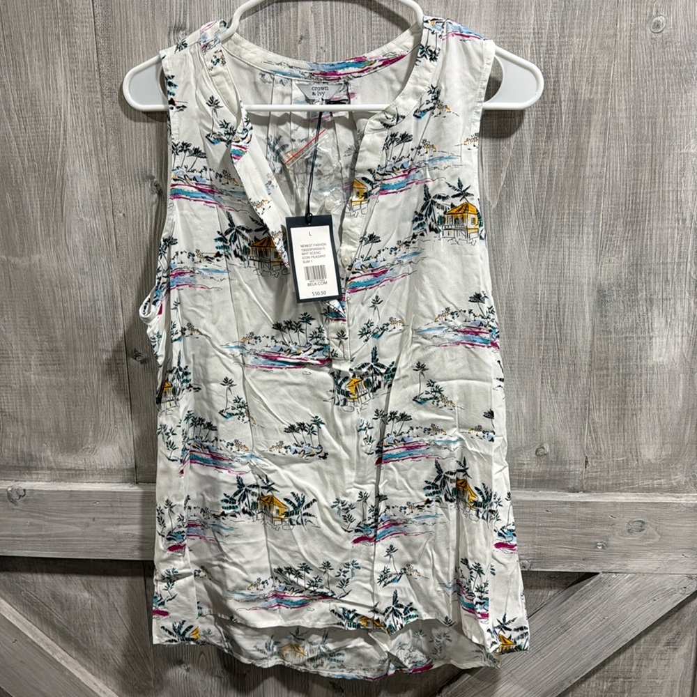 Crown and Ivy L sleeveless top. Button up front U1